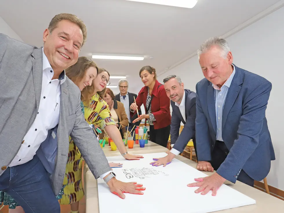 Einweihung des Haus der kulturellen Bildung mit Bürgermeister Braun, OB Jung, Kulturreferent Döhla sowie Vertreterinnen der vier Einrichtungen. 