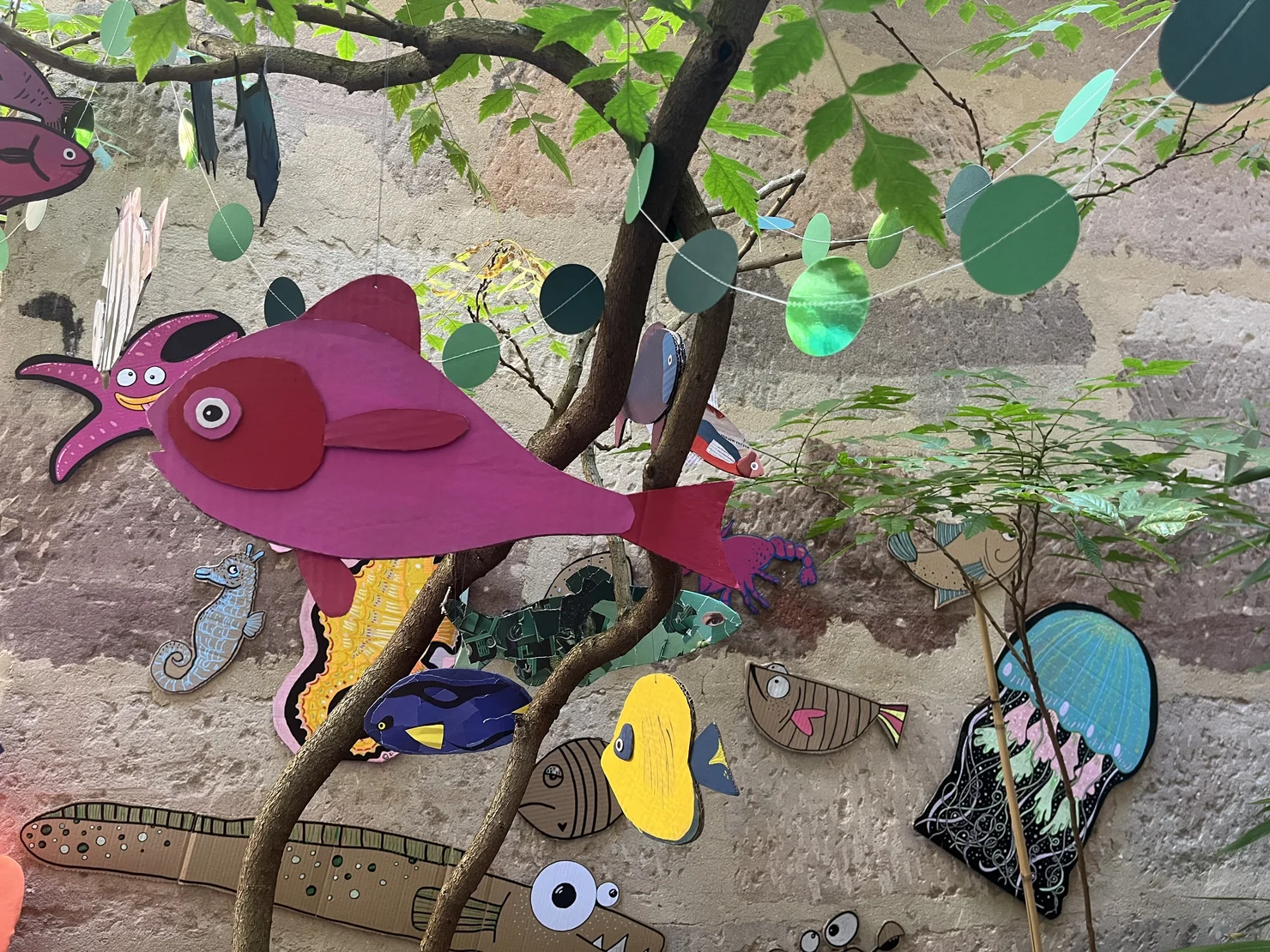 Kunsthandwerk: Bunte Fische und Wassertiere in einem Strauch