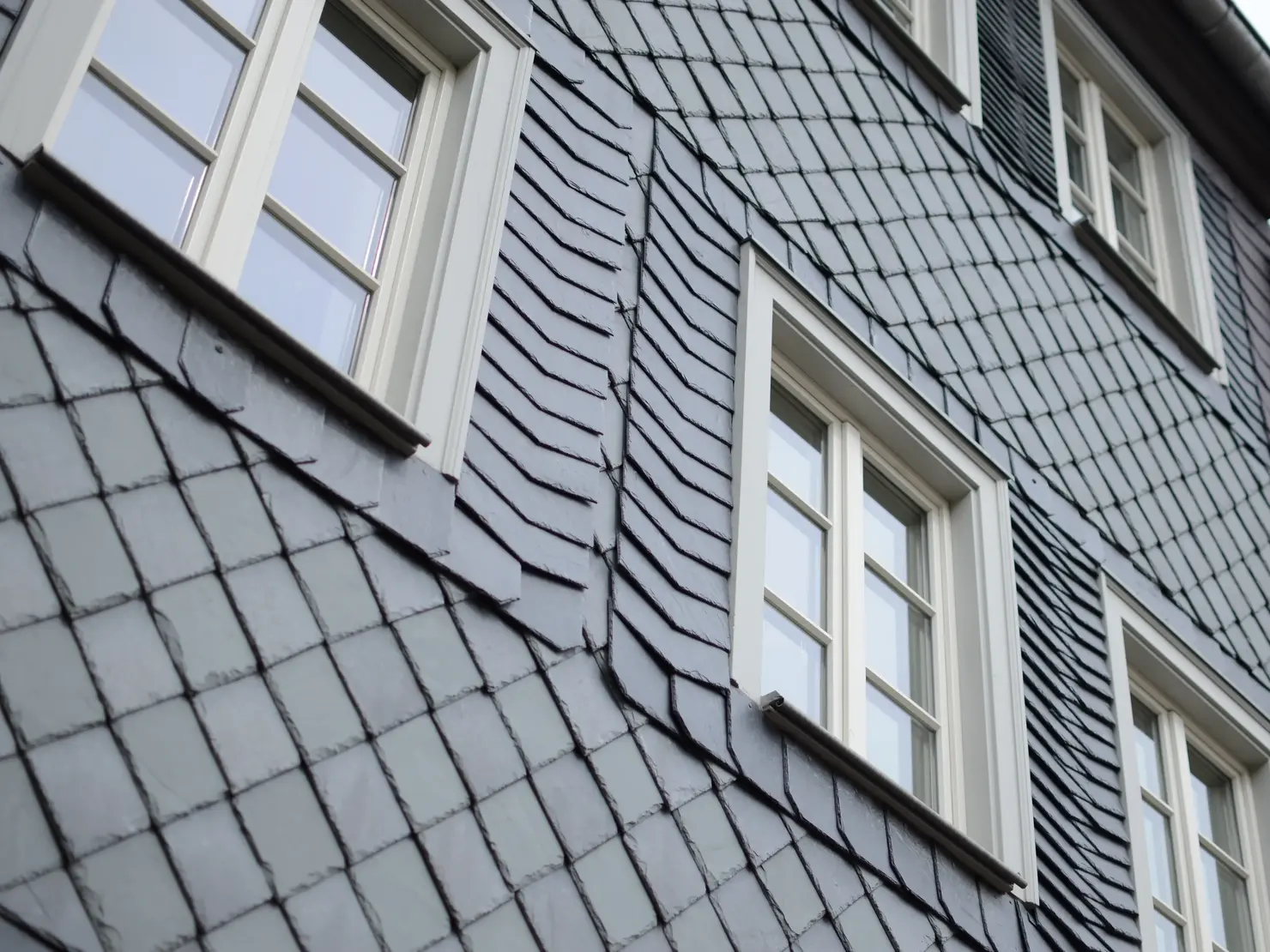 Detailansicht einer verschieferten Fassade der Altstadt.
