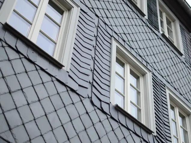 Detailansicht einer verschieferten Fassade der Altstadt.