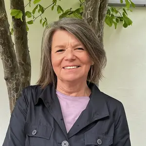Porträt von Friederike Süß. Klick öffnet Bild in größerer Ansicht.