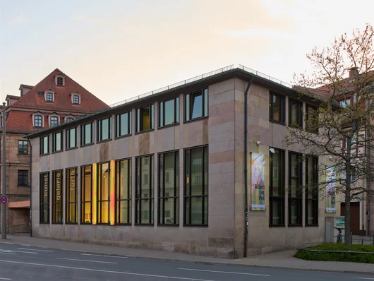 Außenansicht auf die Fensterfront der Kunstgalerie Fürth. Klick öffnet die Meldung.