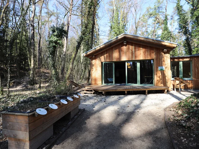 Holzhaus im Stadtwald, in dem die Umweltstation zu Hause ist. Klick öffnet die Meldung.