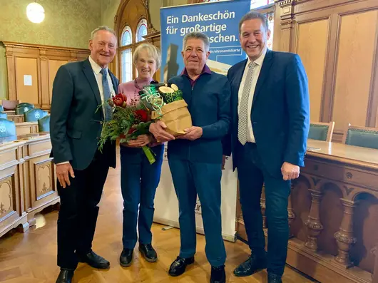 Jung und Braun mit dem Ehepaar Zankel. Klick öffnet die Meldung.