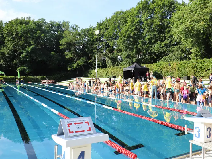 Schwimmbecken und Teilnehmende beim Schultriathlon