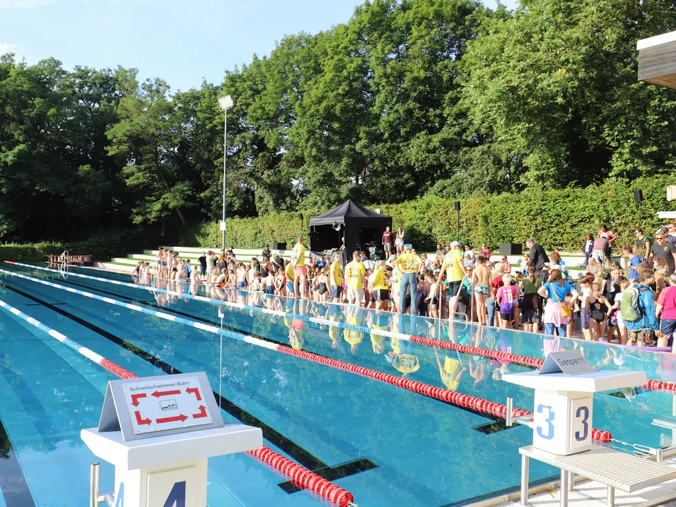 Schwimmbecken und Teilnehmende beim Schultriathlon