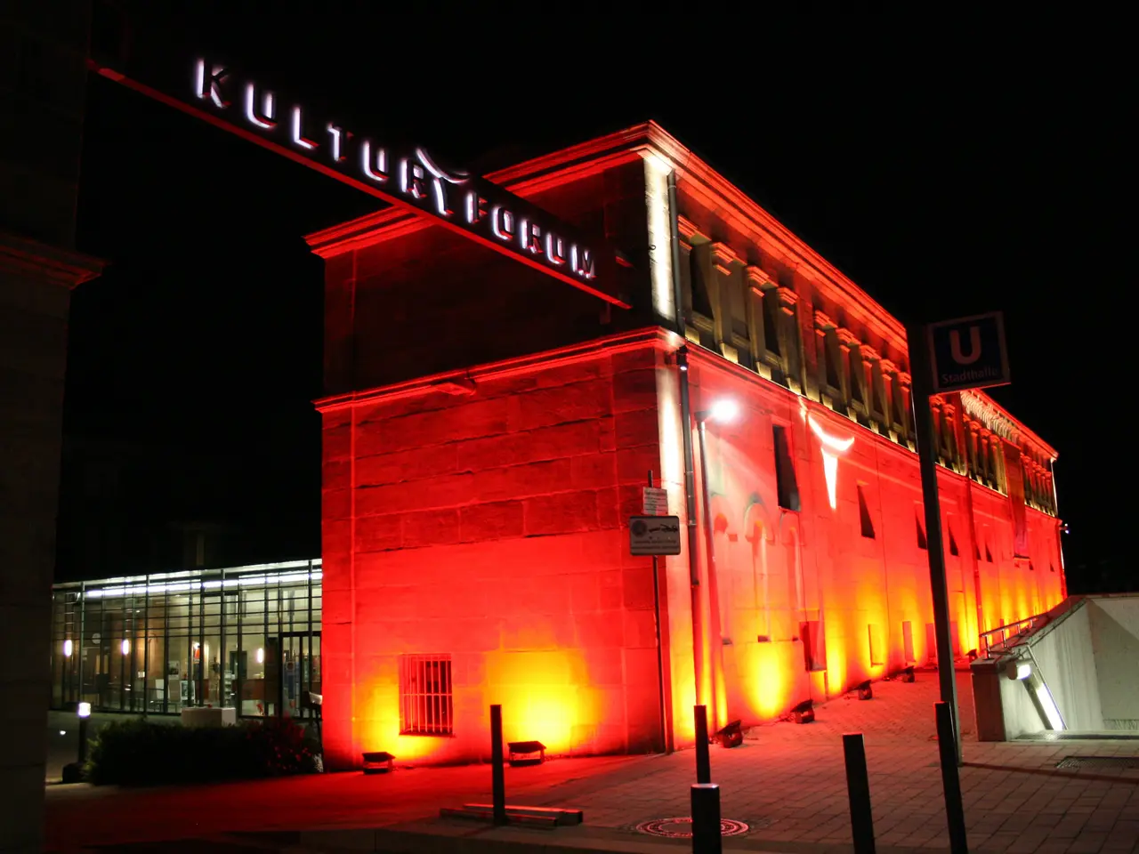 Ansicht des Kulturforums bei Nacht. Klick öffnet Bild in größerer Ansicht.