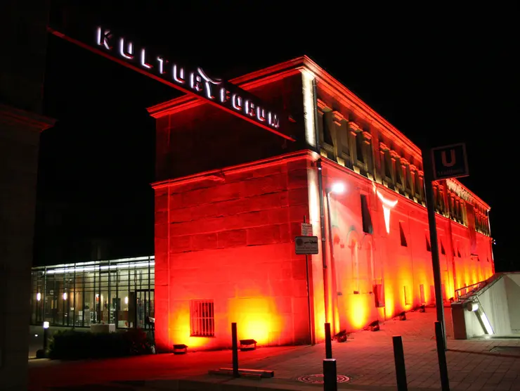Ansicht des Kulturforums bei Nacht. Klick öffnet Veranstaltungstipp.