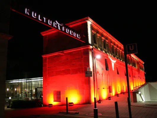 Ansicht des Kulturforums bei nacht. Klick öffnet Veranstaltungstipp.