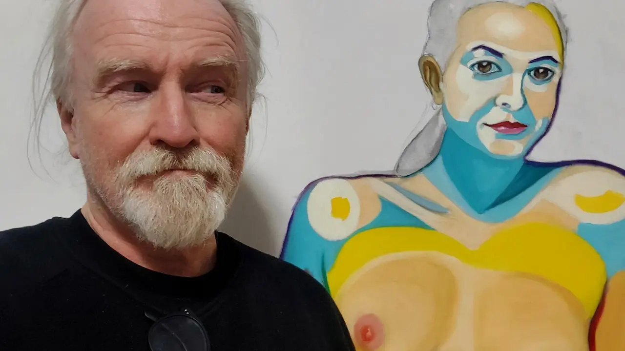 Richard Bartsch mit einem Aktbild aus seiner Hand.