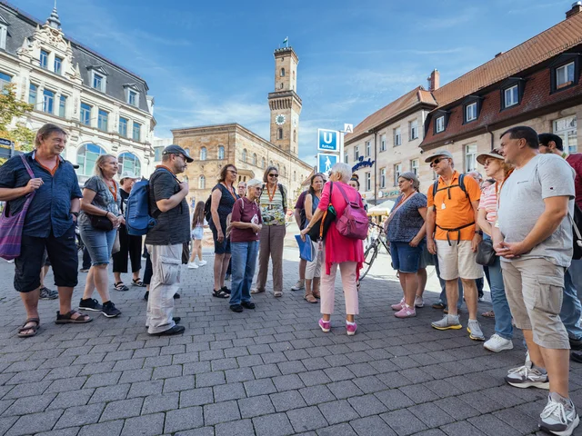 Teilnehmendengruppe bei den Stadt(ver)führungen in der Fürther Innenstadt. Klick öffnet die Meldung.