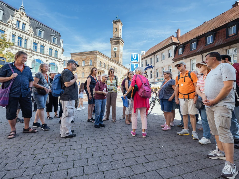 Teilnehmendengruppe bei den Stadt(ver)führungen in der Fürther Innenstadt.