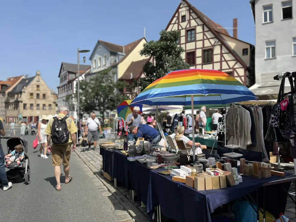 Stand mit einem bunten Schirm auf dem Grafflmarkt; Klick zeigt Bild in größerer Darstellung.
