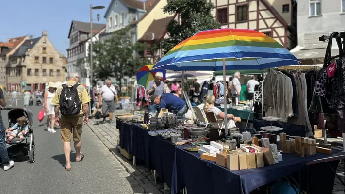 Stand auf dem Grafflmarkt mit einem bunten Schirm.