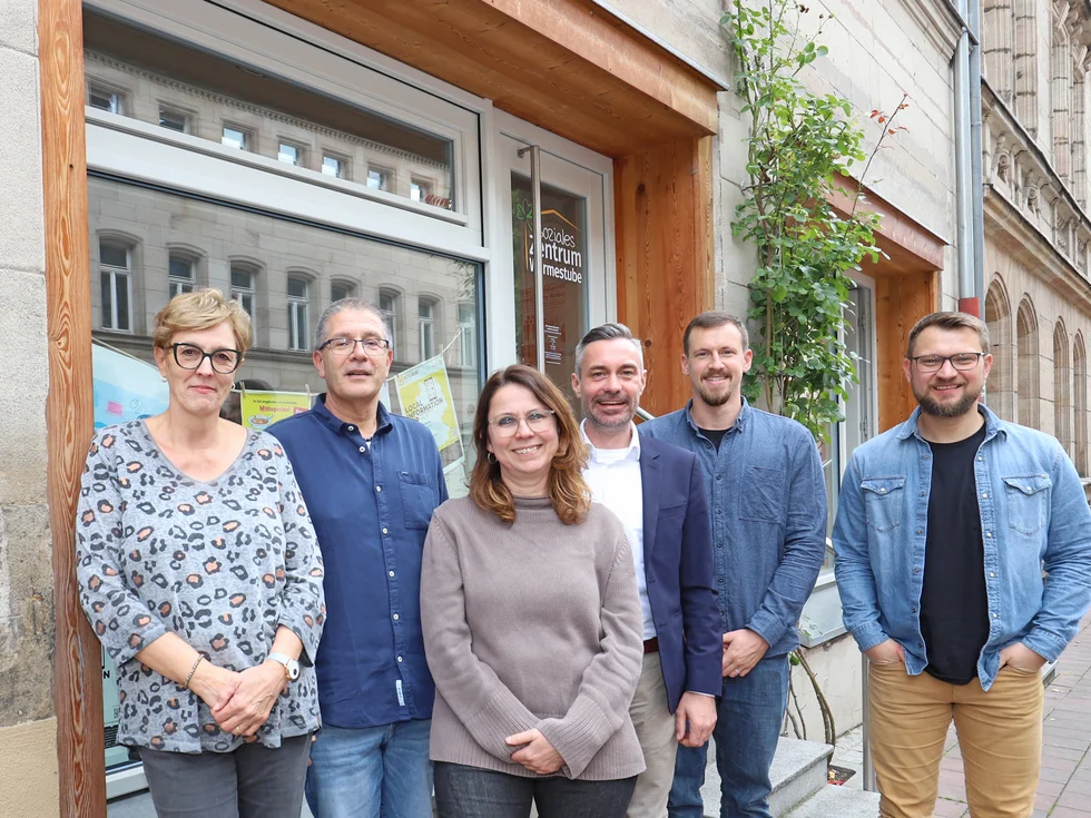 Genannte Personen vor dem Eingang des Gebäudes in der Hirschenstraße .