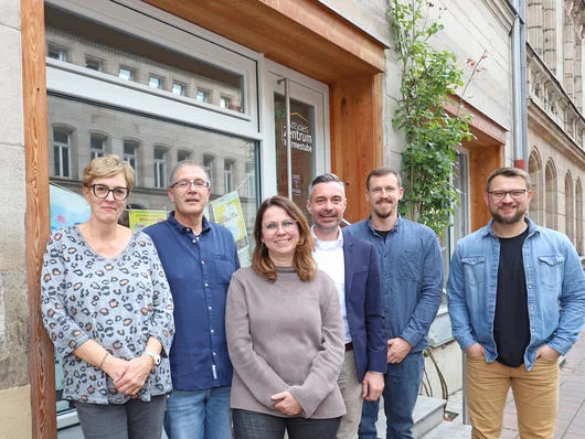 Genannte Personen vor dem Eingang des Gebäudes in der Hirschenstraße . Klick öffnet die Meldung.