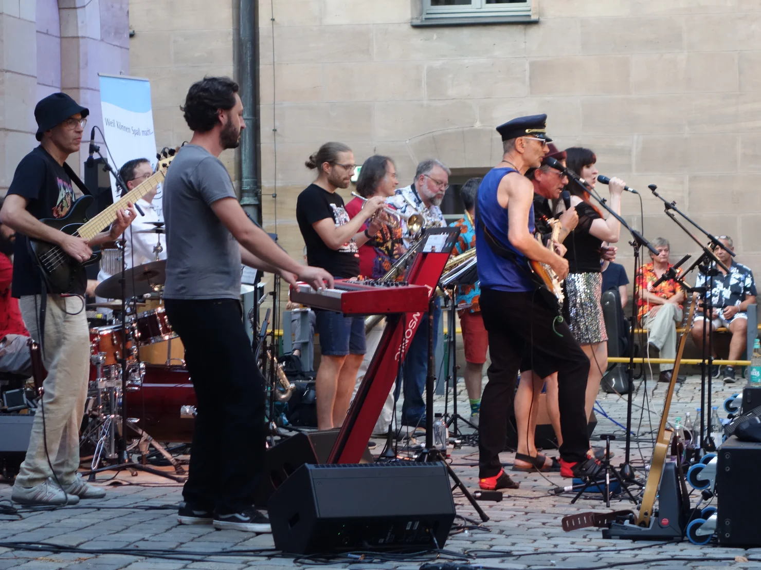 Eine Band spielt im Rathaushof