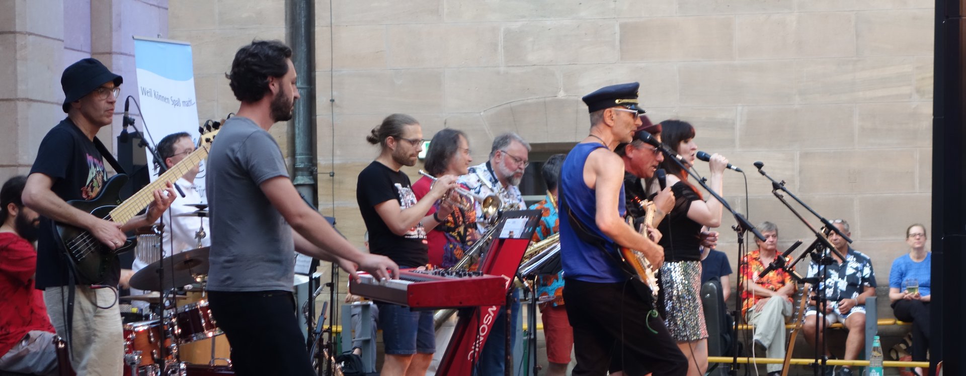 Eine Band spielt im Rathaushof