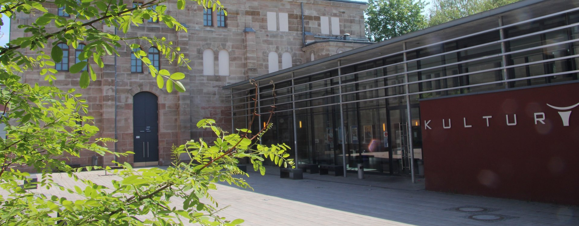 Innenhof des Kulturforums Innenhof des Kulturforums mit Pflanze im Vordergrund