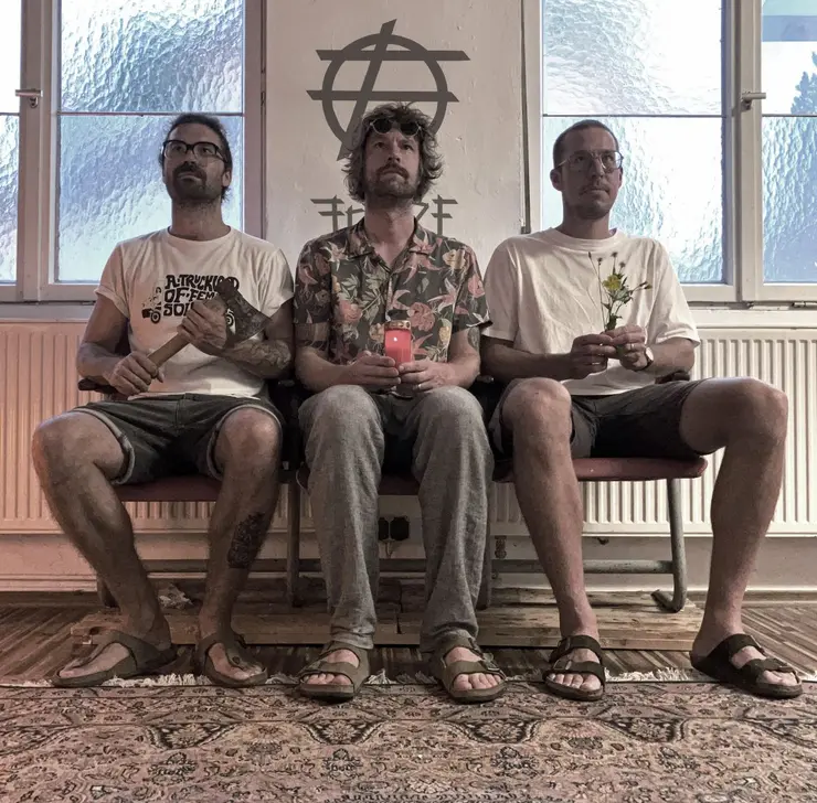 Bandfoto der 3köpfigen Band Fratze, Headliner Super Mario Akustikstage