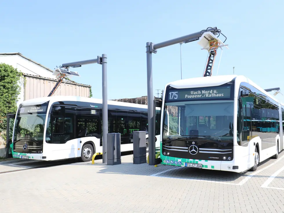 Zwei Busse tanken Strom.