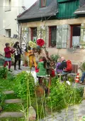 In einem Innenhof der Fürther Innenstadt findet ein Konzert mit drei Musikerinnen statt.