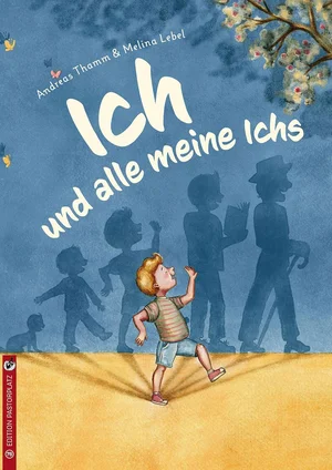 Ein Junge mit gestreiftem T-Shirt und Shorts läuft auf sandigem Boden vor einem blauen Hintergrund, hinter ihm sind Schatten von ihm in verschiedenen Altersstufen bis zu einem alten Mann mit Hut zu sehen. Text: Ich un alle meine Ichs.