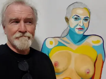 Der Künstler Richard Bartsch im Atelier vor einem Aktgemälde