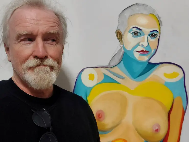 Der Künstler Richard Bartsch im Atelier vor einem Aktgemälde