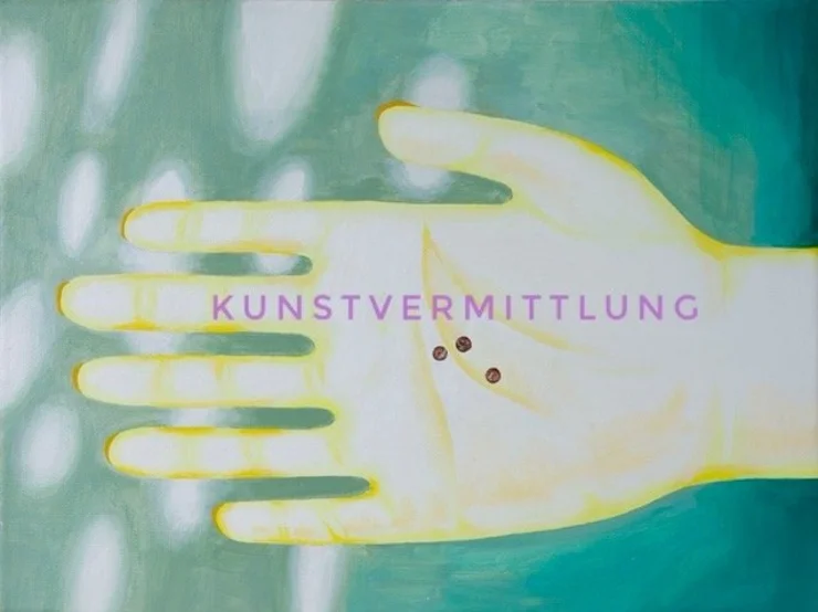 Offene Handfläche vor grün-blauem Hintergrund mit dem Schriftzug 'KUNSTVERMITTLUNG' in lila Buchstaben.