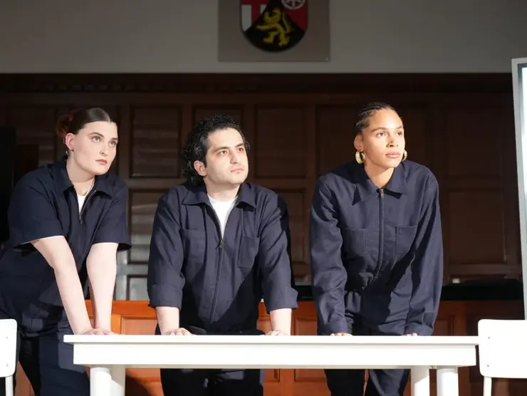 Ein Schauspieler und zwei Schauspielerinnen schauen nachdenklich in die Weite. Klick führt zu den Veranstaltungsdetails.