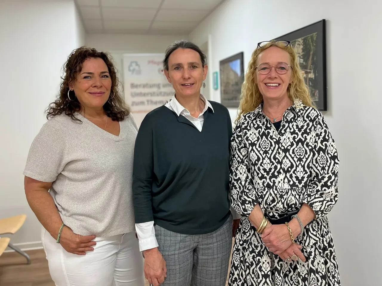 Das Team des Pflegestützpunktes Fürth steht in den Räumlichkeiten des Pflegestützpunktes. Von links nach rechts: Sabine Thiel, Koordinatorin Sylvie Lamotte und Stephanie Soares Barbosa.