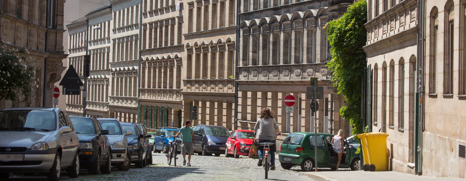 Blick in eine Fürther Wohnstraße mit historischen Fassaden