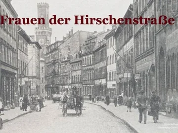 Historische Ansicht der Hirschenstraße mit Kopfsteinpflaster, Pferdekutsche und mehreren Fußgängern.