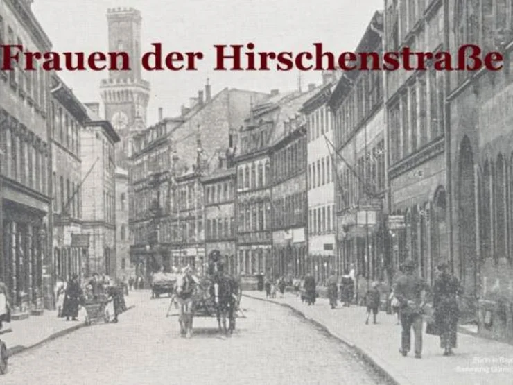 Historische Ansicht der Hirschenstraße mit Kopfsteinpflaster, Pferdekutsche und mehreren Fußgängern.
