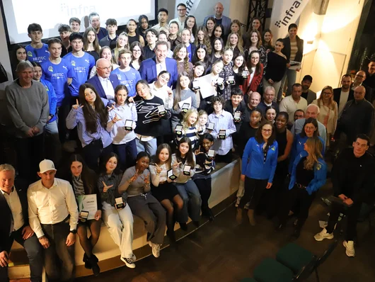 Gruppenfoto aller gewürdigten Sportlerinnen und Sportler Klick öffnet die Meldung.