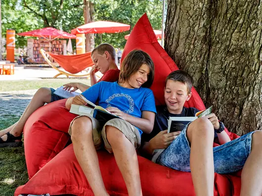 Jugendliche lesen in der Kontad-Adenauer-Anlage: Klick öffnet Themenseite