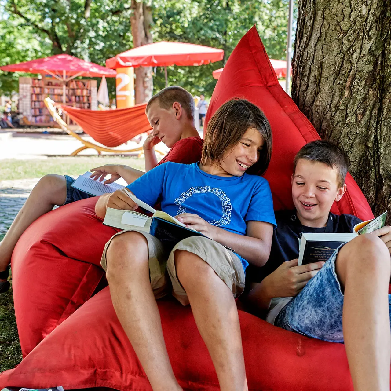 StadtLESEN! Jugendliche lesen in der Konrad-Adenauer-Anlage in einem Sitzsack.