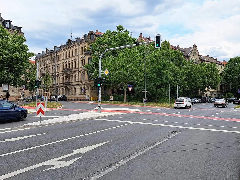 Kreuzung mit Ampeln an der Gebhardtstraße/Zähstraße, mehreren Fahrzeugen und historischen Gebäuden im Hintergrund.