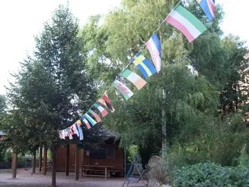 Kleine Länderflaggen an einer Schnur im Garten