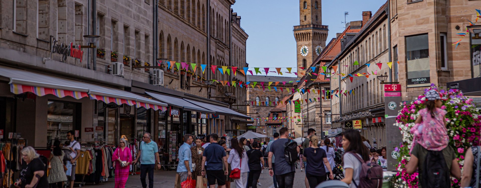 Innenstadt Fußgängerzone Blick in die belebte Fußgängerzone mit Rathausturm im Hintergrund