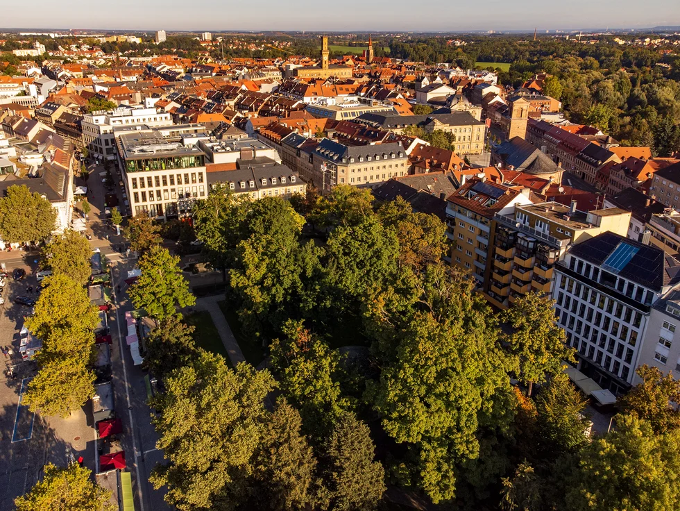 Drohnenaufnahme über der Konrad-Adenauer-Anlage mit Blick auf Rathaus und Kirche St. Michael.