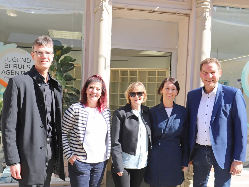 Gruppenfoto mit den Mitwirkenden der neuen Jugendberufsagentur und Bürgermeister Markus Braun. 