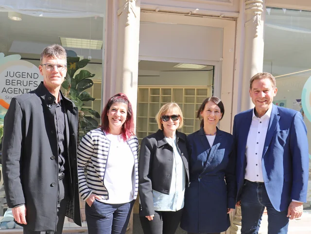 Gruppenfoto mit den Mitwirkenden der neuen Jugendberufsagentur und Bürgermeister Markus Braun. Klick öffnet die Meldung.
