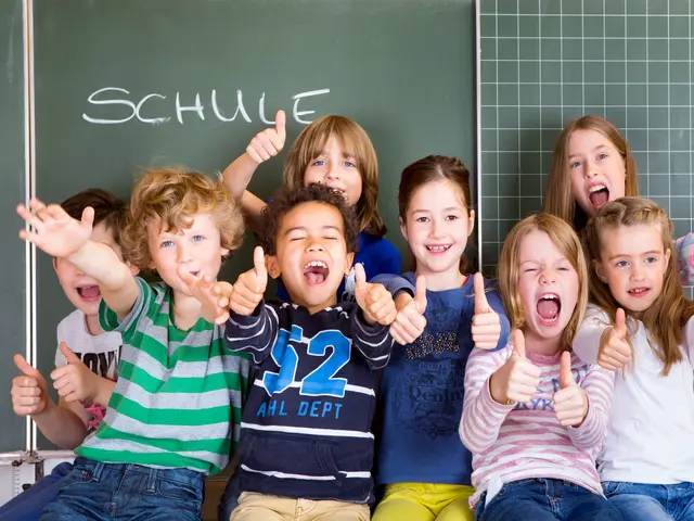 Eine Gruppe ausgelassener Schulkinder vor einer Schultafel.