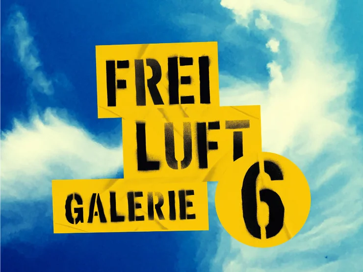 Gelbe Schablonenschrift mit den Worten 'FREI LUFT GALERIE 6' vor blauem Himmel mit weißen Wolken. Klick auf Bild öffnet Veranstaltungstipp.