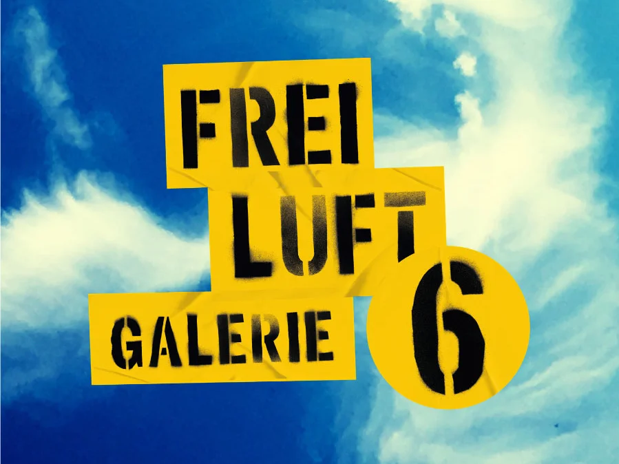 Gelbe Schablonenschrift mit den Worten 'FREI LUFT GALERIE 6' vor blauem Himmel mit weißen Wolken. Klick auf Bild öffnet Veranstaltungstipp.