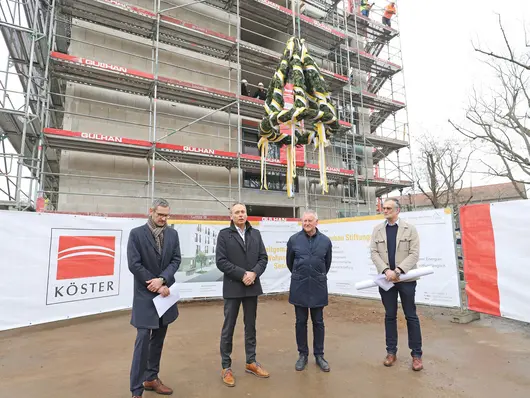 Die genannten Personen vor dem Bauprojekt