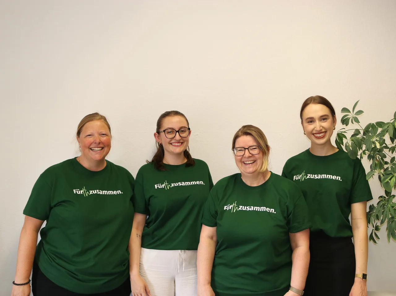 Teamfoto des Personalmarketings mit vier Personen. 