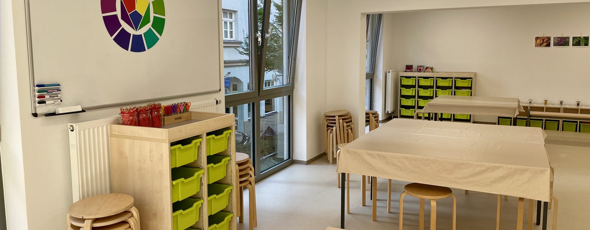 er KunstWerkRaum mit Tischen und Material